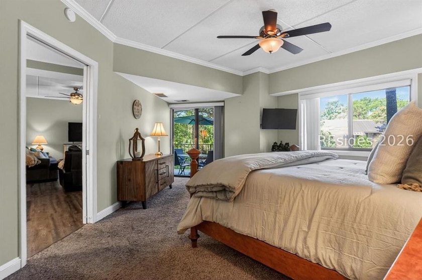 Across the street from the beach, stylishly renovated and - photo 10