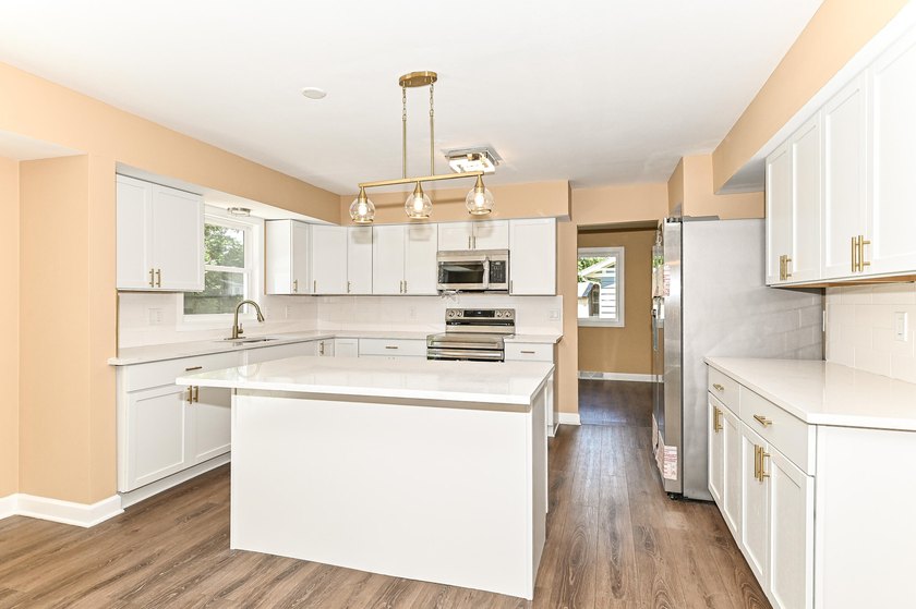 Huge contemporary two story home with 5 bedrooms and 5 bathrooms - photo 15