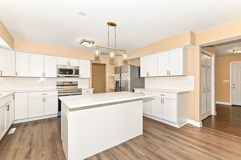 Huge contemporary two story home with 5 bedrooms and 5 bathrooms - photo 16