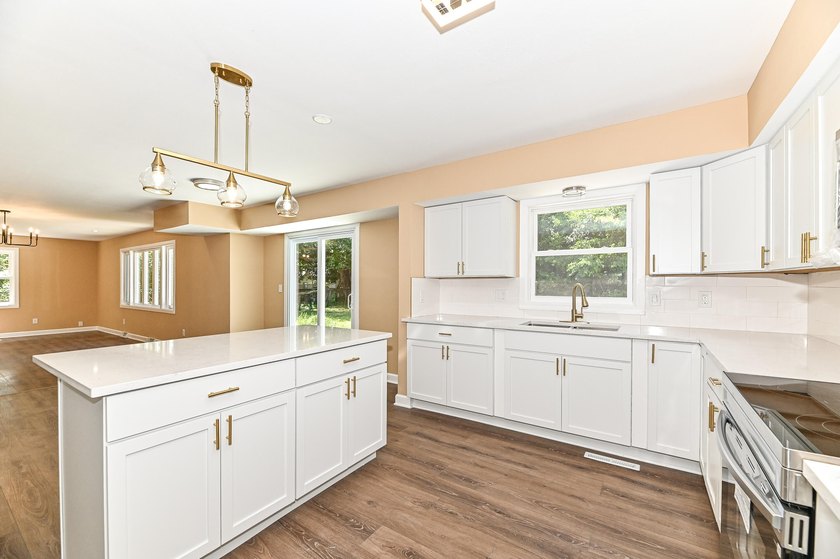 Huge contemporary two story home with 5 bedrooms and 5 bathrooms - photo 19
