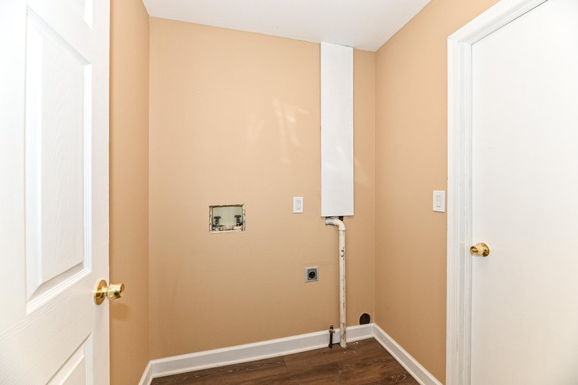 Huge contemporary two story home with 5 bedrooms and 5 bathrooms - photo 20