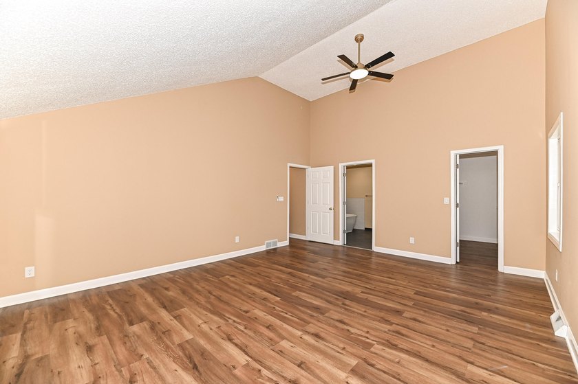 Huge contemporary two story home with 5 bedrooms and 5 bathrooms - photo 23