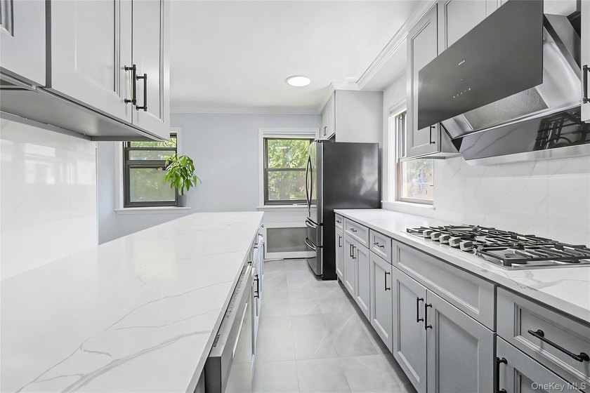 Welcome to this beautifully renovated 2 bedroom, 1 bathroom - photo 2