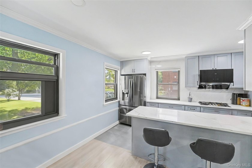 Welcome to this beautifully renovated 2 bedroom, 1 bathroom - photo 4