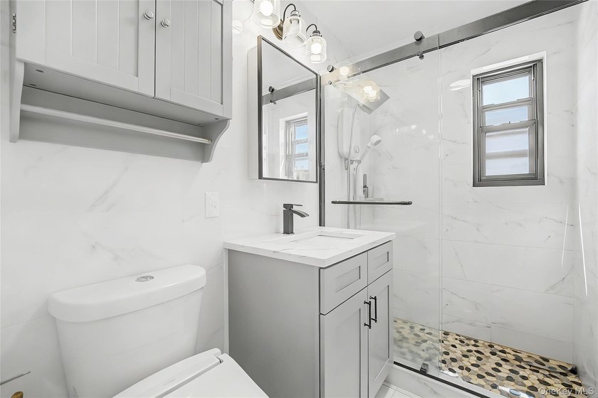 Welcome to this beautifully renovated 2 bedroom, 1 bathroom - photo 8