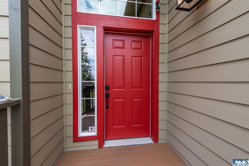 This beautifully appointed home offers water views, thoughtful - photo 41