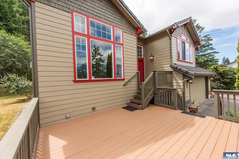 This beautifully appointed home offers water views, thoughtful - photo 42
