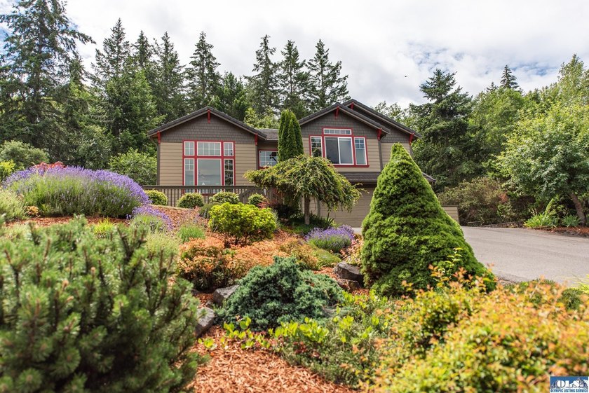 This beautifully appointed home offers water views, thoughtful - photo 48
