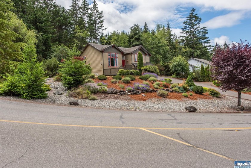 This beautifully appointed home offers water views, thoughtful - photo 49