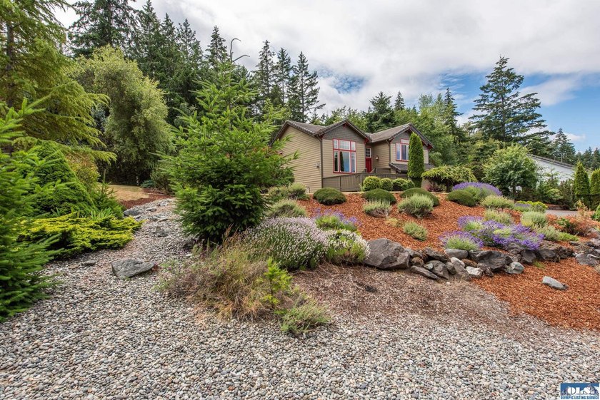 This beautifully appointed home offers water views, thoughtful - photo 50