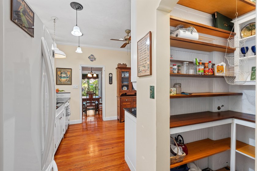 Discover your very own enchanted residence and guest cottage - photo 10