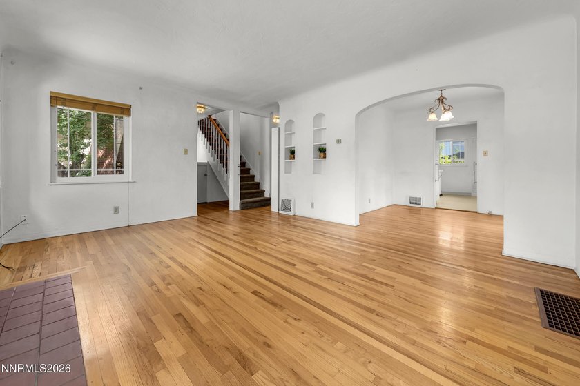 Discover the timeless charm of this classic 1937 brick cottage - photo 2