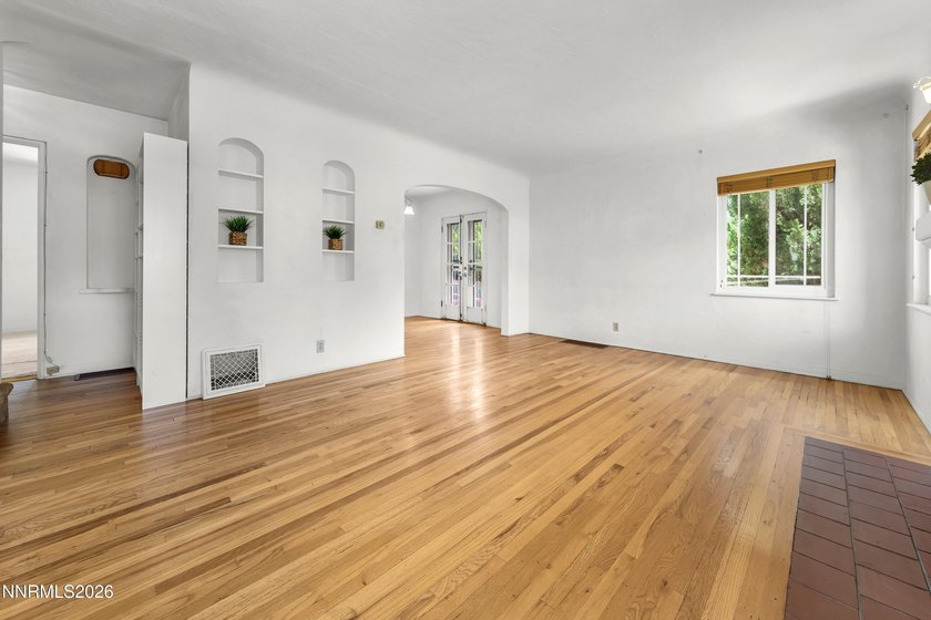 Discover the timeless charm of this classic 1937 brick cottage - photo 3