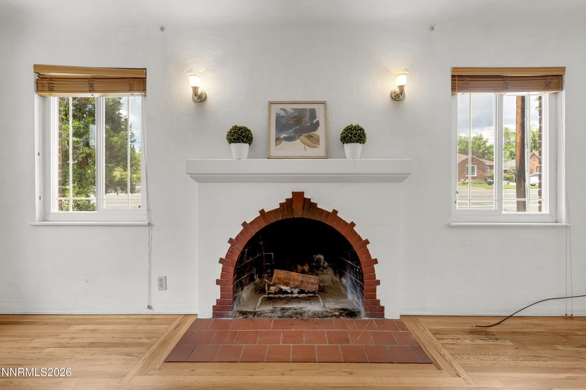 Discover the timeless charm of this classic 1937 brick cottage - photo 4