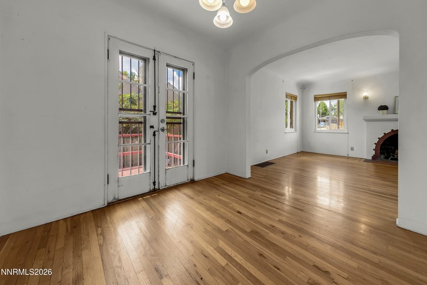 Discover the timeless charm of this classic 1937 brick cottage - photo 9
