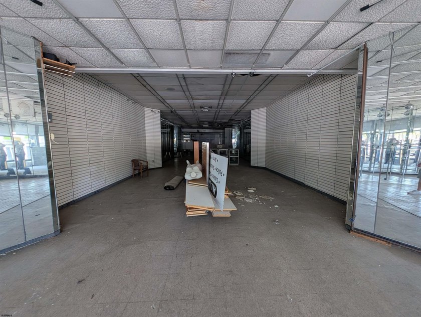 Prime retail location with 25 feet of street frontage along - photo 8
