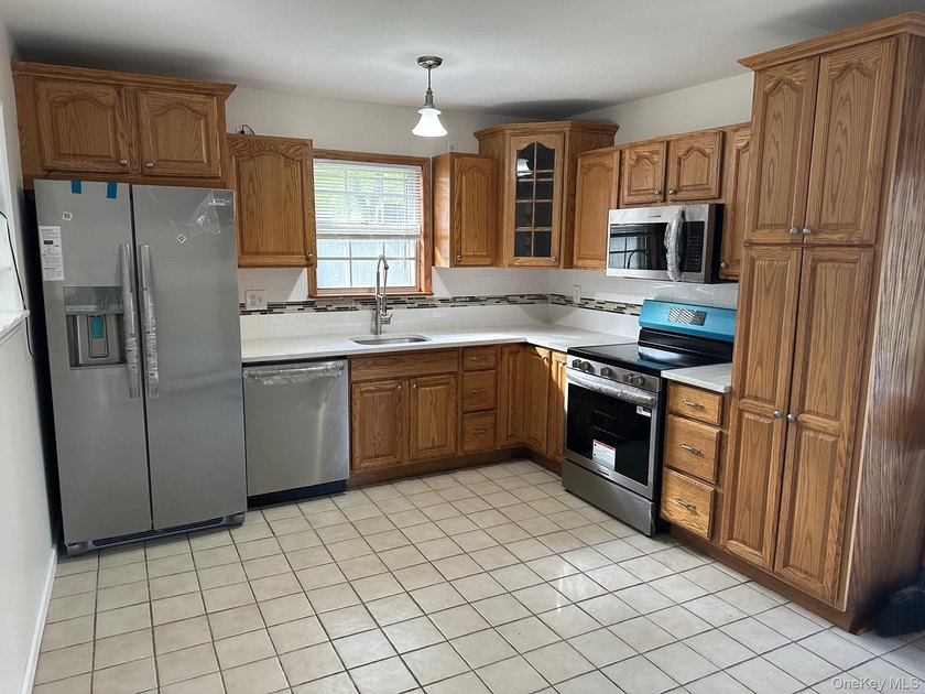 Renovated 4-6 Bedrooms, 2 Bath Colonial, Possible Apartment - photo 2
