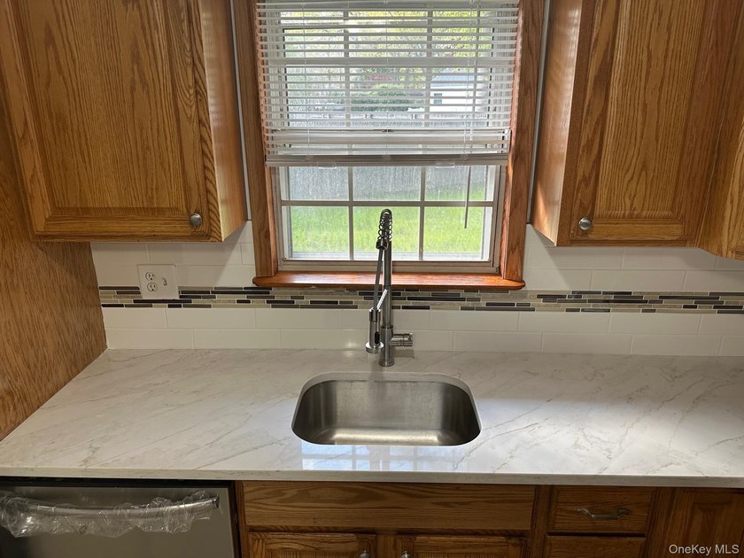 Renovated 4-6 Bedrooms, 2 Bath Colonial, Possible Apartment - photo 3