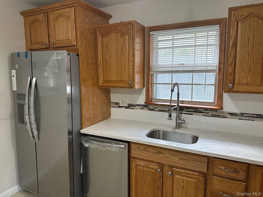Renovated 4-6 Bedrooms, 2 Bath Colonial, Possible Apartment - photo 4