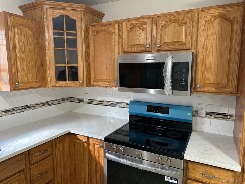 Renovated 4-6 Bedrooms, 2 Bath Colonial, Possible Apartment - photo 5