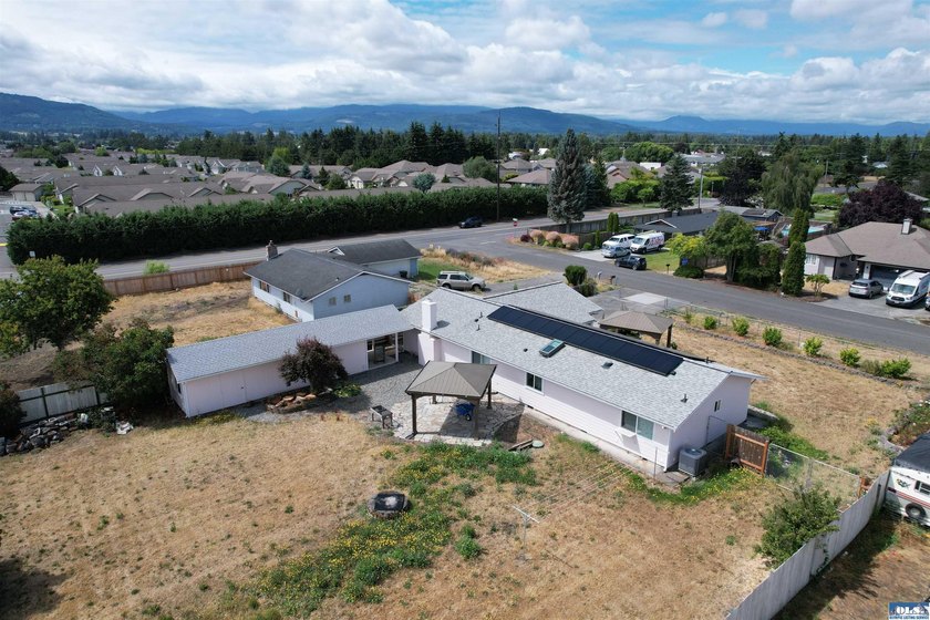Welcome home to a beautifully remodeled Sequim retreat on .4 - photo 30