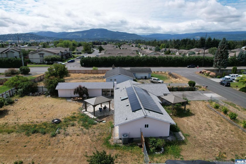 Welcome home to a beautifully remodeled Sequim retreat on .4 - photo 33