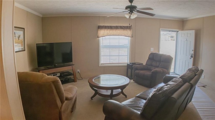 This charming 1,350 sq ft manufactured home sits on a permanent - photo 5