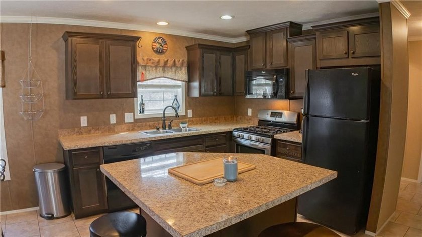 This charming 1,350 sq ft manufactured home sits on a permanent - photo 8