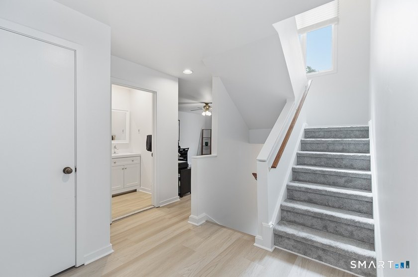 Fully renovated end-unit Turnbury offering 3-4 bedrooms and 3.5 - photo 18