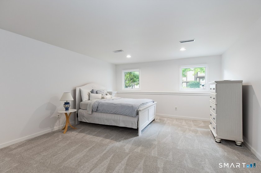 Fully renovated end-unit Turnbury offering 3-4 bedrooms and 3.5 - photo 24