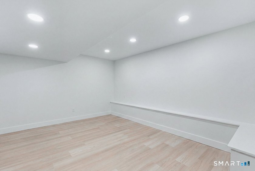 Fully renovated end-unit Turnbury offering 3-4 bedrooms and 3.5 - photo 27