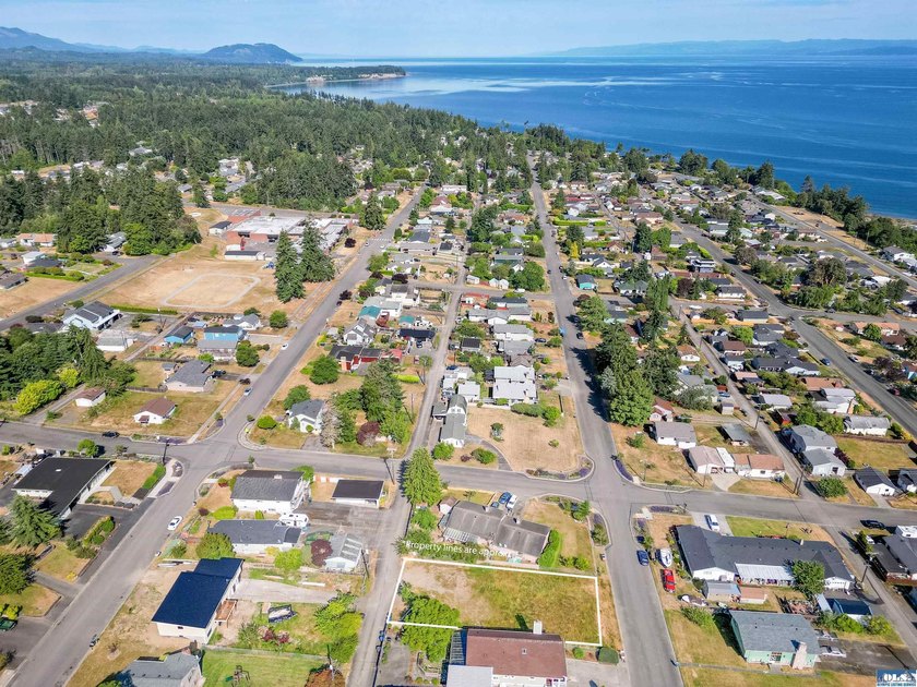 Water view lot, ready to build, with water/sewer/power already - photo 13