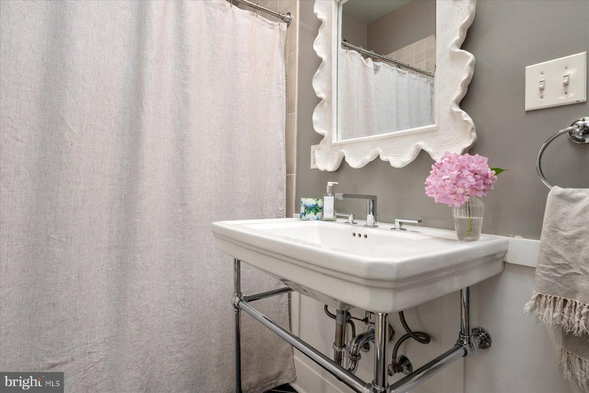 Originally built in 2005 and renovated with high end materials - photo 21