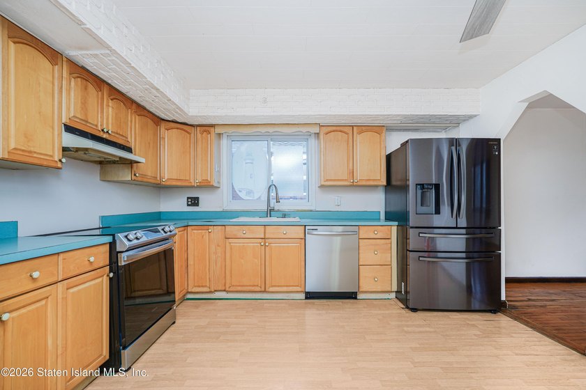 Rare opportunity to own this classic brick Hi-Ranch -- a - photo 15
