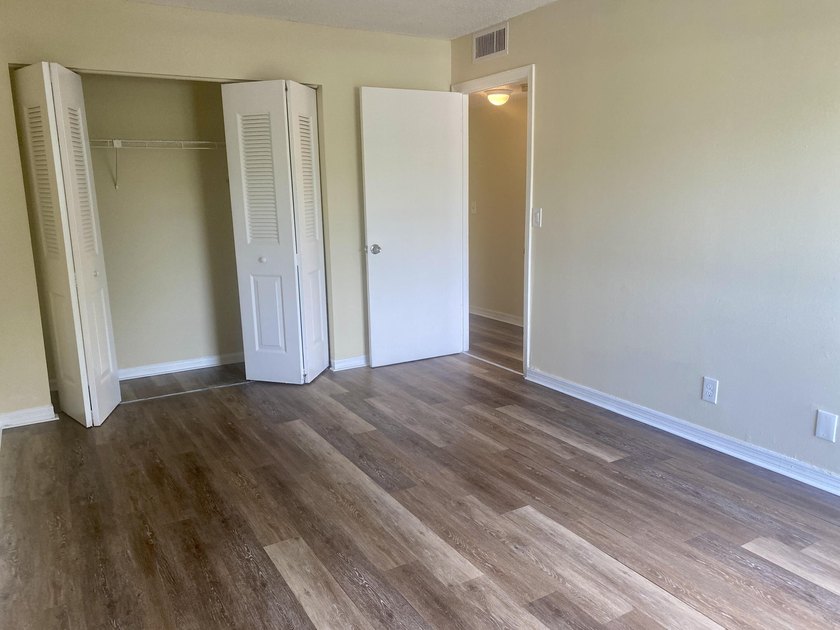 FOR SALE 2 bedroom 2 bathroom First floor condo. Cross Creek - photo 17