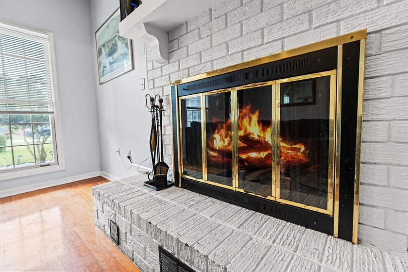 Custom built all-brick home, with a large private pool, on a - photo 10