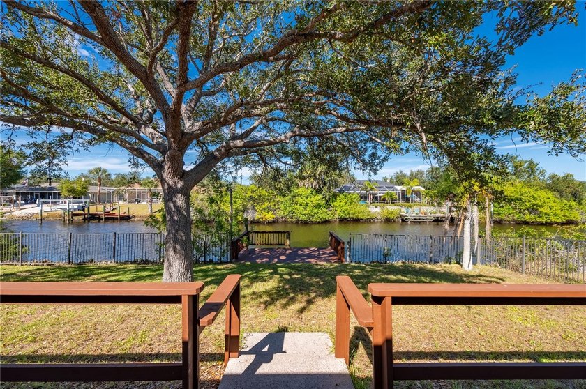 Waterfront living in Southwest Florida! Just one bridge to - photo 3