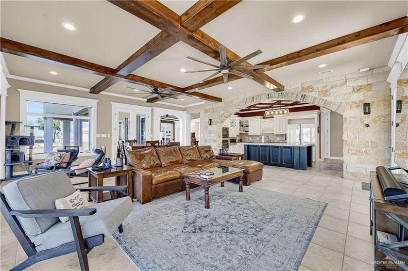 Gorgeous lakeside retreat offering the perfect getaway or - photo 6