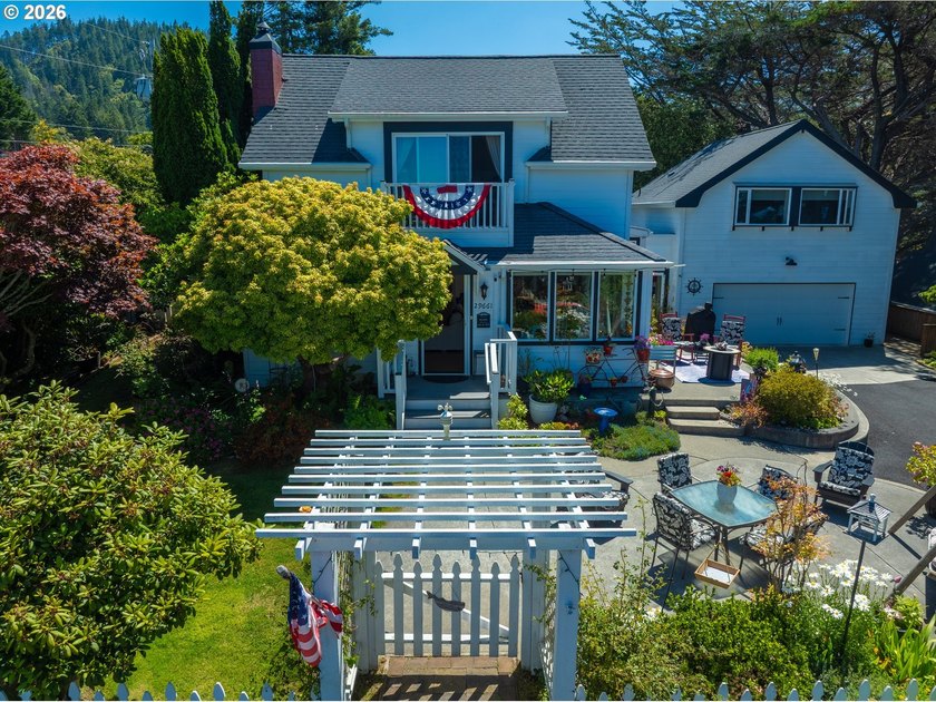 Turn-of-the-Century Charm with Ocean Views &amp; Income - photo 47