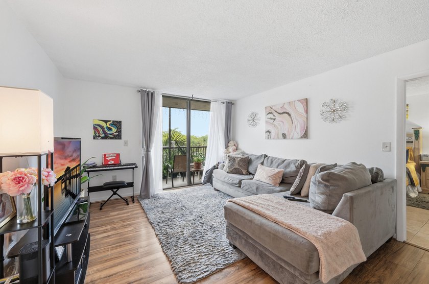 Beautifully updated 2-bedroom, 2-bath split floor plan condo - photo 3