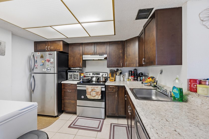 Beautifully updated 2-bedroom, 2-bath split floor plan condo - photo 6