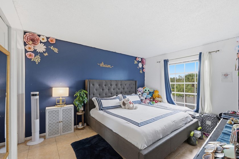 Beautifully updated 2-bedroom, 2-bath split floor plan condo - photo 7
