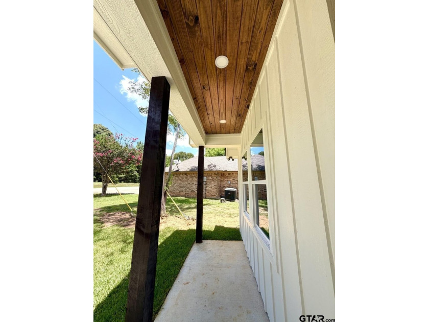 BRAND NEW BUILDER CUSTOM LOCATED ON PEACEFUL PRIVATE STREET WITH - photo 3