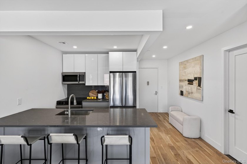 Welcome to the Astra! Astoria's newest architectural gem, a - photo 4