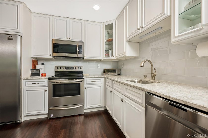 Welcome to easy, low-maintenance living in this beautifully - photo 5