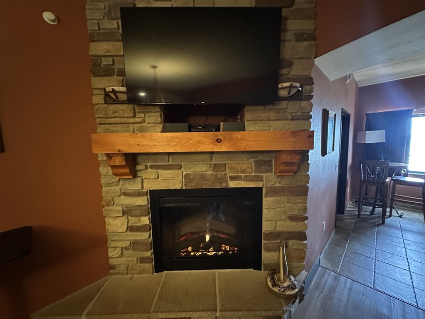 Located on the sixth floor, this spacious three bedroom condo - photo 4