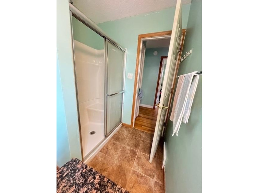This 4-bedroom house features well-kept and well-maintained - photo 12