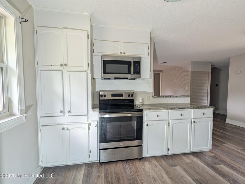 Summer is the perfect time to make your move, and this all-brick - photo 13