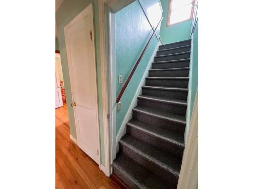 This 4-bedroom house features well-kept and well-maintained - photo 13