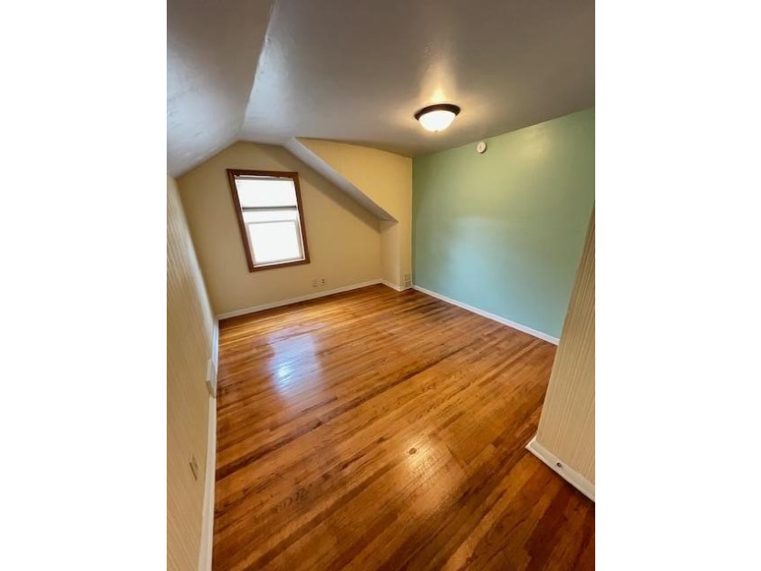 This 4-bedroom house features well-kept and well-maintained - photo 16